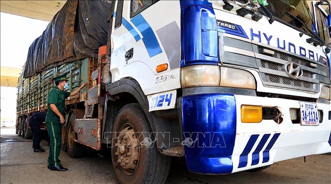 Các lực lượng chức năng phối hợp kiểm tra, kiểm soát phương tiện, hàng hóa, góp phần ngăn chặn buôn lậu, vận chuyển trái phép qua biên giới Ảnh: Giang Phương - TTXVN