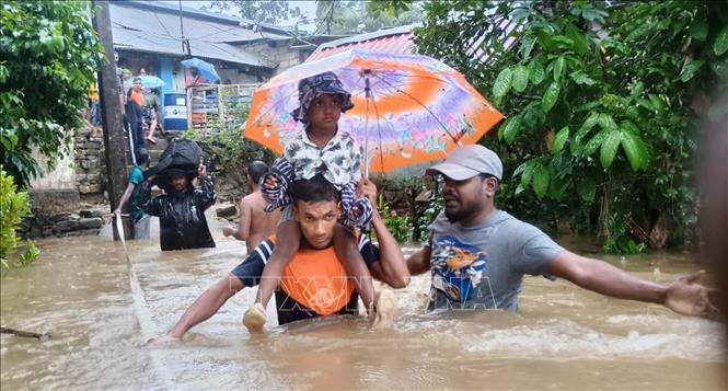 Lực lượng cứu hộ sơ tán người dân khỏi vùng ngập lụt tại Kotagala, Nuwara Eliya, Sri Lanka, ngày 3/8/2026. Ảnh: THX/TTXVN phát