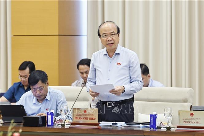 Chủ nhiệm Ủy ban Pháp luật và Tư pháp của Quốc hội Phan Chí Hiếu trình bày tóm tắt báo cáo thẩm tra, đề xuất các vấn đề cần Quốc hội tập trung thảo luận. Ảnh: Doãn Tấn - TTXVN