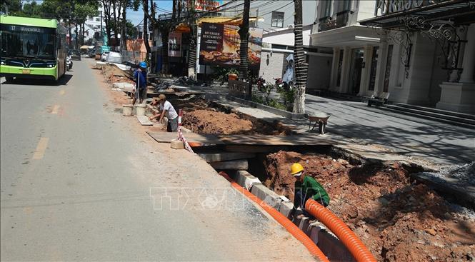 Thi công ngầm hóa hạ tầng kỹ thuật khu vực Dương Đông, đặc khu Phú Quốc (An Giang). Ảnh: Lê Huy Hải - TTXVN