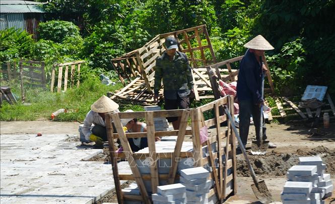 Thi công lót vỉa hè, chỉnh trang đô thị đặc khu Phú Quốc (An Giang). Ảnh: Lê Huy Hải - TTXVN