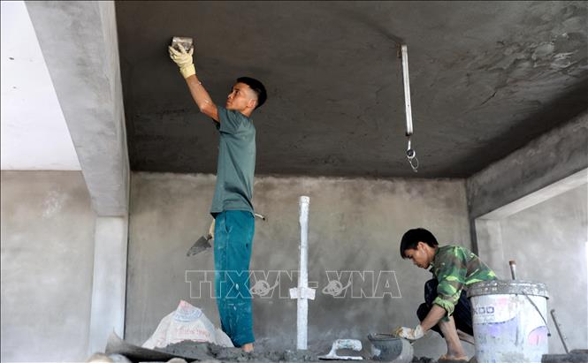 Các đơn vị khẩn trương sửa chữa, cải tạo để chuyển đổi trụ sở UBND xã Đồng Than cũ thành 9 phòng học cho Trường Tiểu học Đồng Than (xã Hoàn Long, tỉnh Hưng Yên). Ảnh: Thế Duyệt – TTXVN