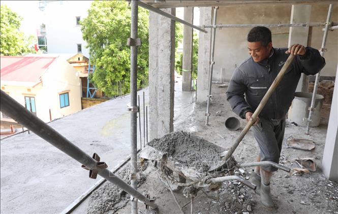Các đơn vị khẩn trương sửa chữa, cải tạo để chuyển đổi trụ sở UBND xã Đồng Than cũ thành 9 phòng học cho Trường Tiểu học Đồng Than (xã Hoàn Long, tỉnh Hưng Yên). Ảnh: Thế Duyệt – TTXVN