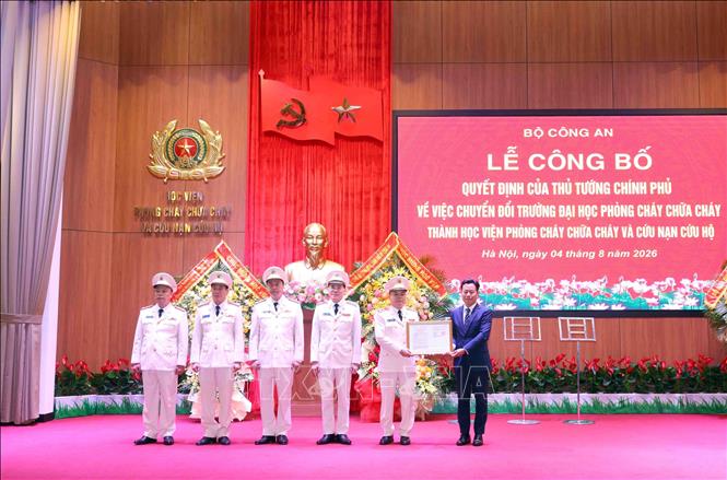 Thứ trưởng Bộ Giáo dục và Đào tạo Lê Quân trao Quyết định của Thủ tướng Chính phủ về việc chuyển đổi Trường Đại học Phòng cháy chữa cháy thành Học viện Phòng cháy chữa cháy và cứu nạn cứu hộ. Ảnh: Phạm Kiên - TTXVN