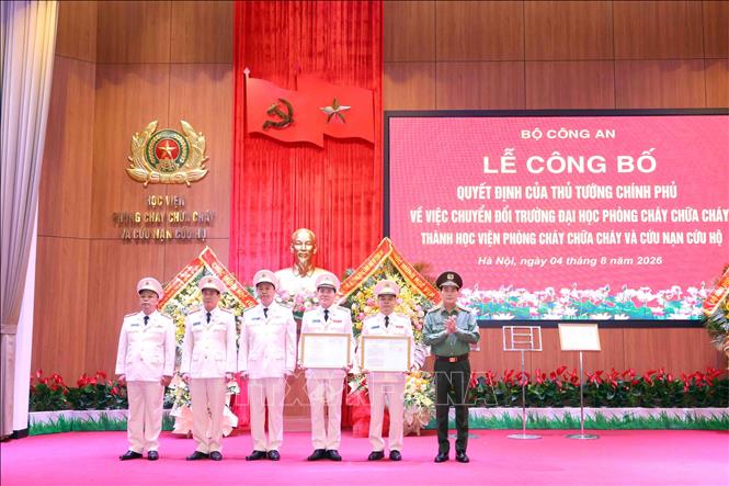 Thượng tướng Lê Quốc Hùng, Ủy viên Trung ương Đảng, Phó Bí thư Đảng ủy Công an Trung ương, Thứ trưởng Bộ Công an trao Quyết định của Bộ trưởng Bộ Công an về việc triển khai chuyển đổi Trường Đại học Phòng cháy chữa cháy thành Học viện Phòng cháy chữa cháy và Cứu nạn cứu hộ. Ảnh: Phạm Kiên - TTXVN 