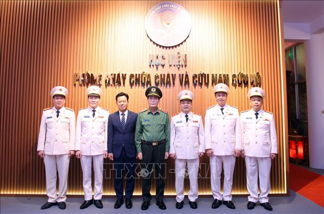 Thượng tướng Lê Quốc Hùng, Thứ trưởng Bộ Công và Thứ trưởng Bộ Giáo dục và Đào tạo Lê Quân cùng Ban Giám đốc Học viện Phòng cháy chữa cháy và cứu nạn cứu hộ. Ảnh: Phạm Kiên - TTXVN