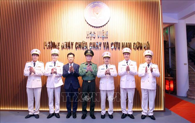Thượng tướng Lê Quốc Hùng, Thứ trưởng Bộ Công và Thứ trưởng Bộ Giáo dục và Đào tạo Lê Quân cùng Ban Giám đốc Học viện Phòng cháy chữa cháy và cứu nạn cứu hộ. Ảnh: Phạm Kiên - TTXVN