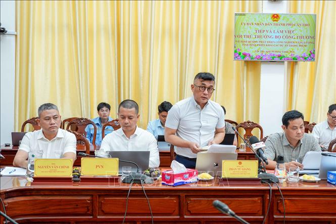 Phó Tổng Giám đốc Tập đoàn Dầu khí Việt Nam Phan Tử Giang phát biểu tại buổi làm việc. Ảnh: Thanh Liêm - TTXVN