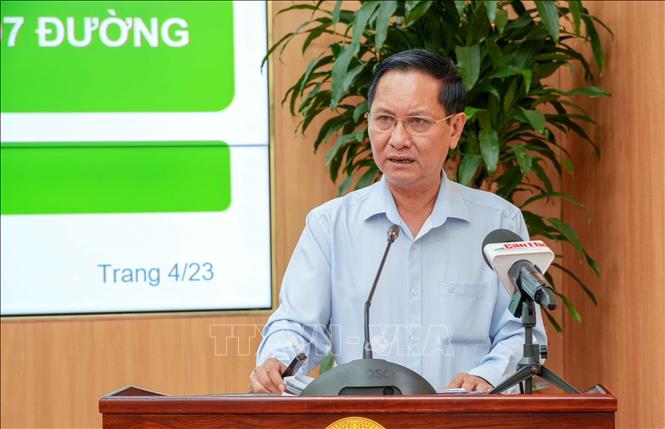 Phó Giám đốc Sở Công Thương thành phố Cần Thơ Huỳnh Thanh Sử báo cáo tình hình triển khai các dự án nguồn điện trên địa bàn Cần Thơ. Ảnh: Thanh Liêm - TTXVN