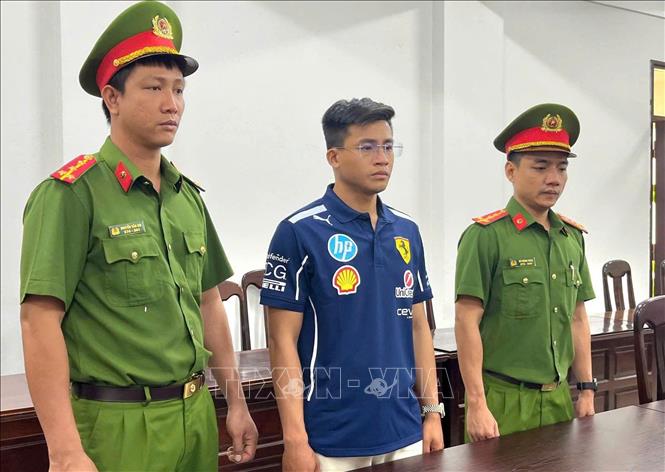 Đối tượng Nguyễn Đình Tuấn bị khởi tố để điều tra về tội danh “Xâm phạm quyền sở hữu công nghiệp”. Ảnh: TTXVN phát