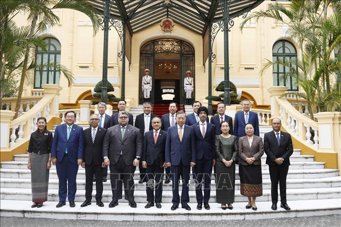 Tổng Bí thư, Chủ tịch nước Tô Lâm và Đại sứ, Đại biện các nước ASEAN tại Hà Nội. Ảnh: Thống Nhất - TTXVN