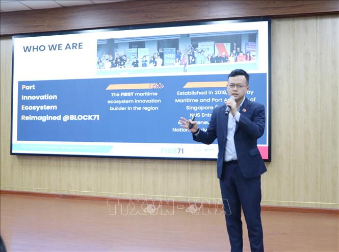 Ông Edward Lim, Giám đốc quốc gia NUS Enterprise trình bày tham luận 