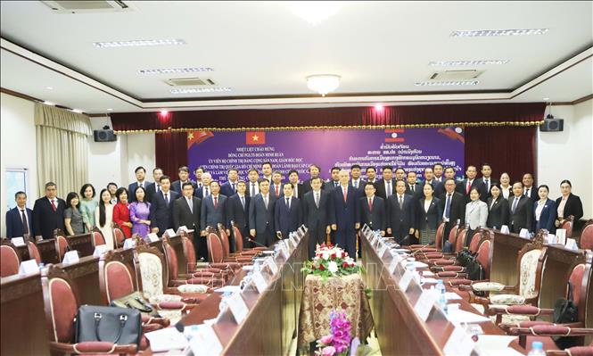 Đoàn đại biểu Học viện Chính trị quốc gia Hồ Chí Minh và Đoàn đại biểu Học viện Chính trị và hành chính quốc gia Lào. Ảnh: Xuân Tú - PV TTXVN tại Lào