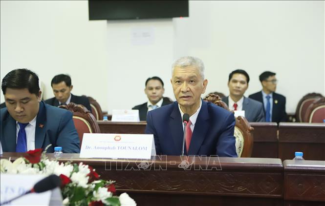 Giám đốc Học viện Chính trị và hành chính quốc gia Lào Anouphab Tounalom phát biểu tại Hội đàm. Ảnh: Xuân Tú - PV TTXVN tại Lào