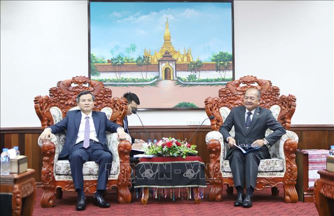 GS. TS Kikeo Khaykhamphithoun, Ủy viên Bộ Chính trị, Chủ tịch Ủy ban Trung ương Mặt trận Lào xây dựng đất nước, Chủ tịch Hội đồng Lý luận Trung ương Lào tiếp và làm việc với Đoàn đại biểu Học viện Chính trị quốc gia Hồ Chí Minh. Ảnh: Xuân Tú - PV TTXVN tại Lào