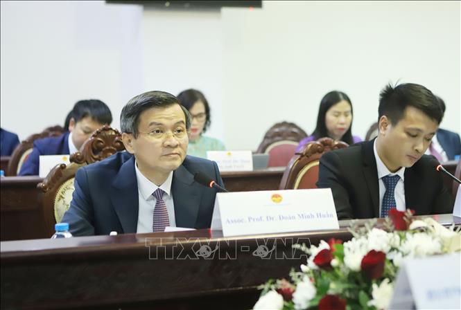Đồng chí Đoàn Minh Huấn, Ủy viên Bộ Chính trị, Giám đốc Học viện Chính trị quốc gia Hồ Chí Minh phát biểu tại Hội đàm. Ảnh: Xuân Tú - PV TTXVN tại Lào