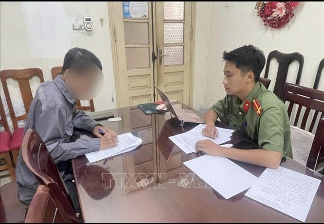 Ông N.N.T làm việc tại cơ quan Công an. Ảnh: TTXVN phát