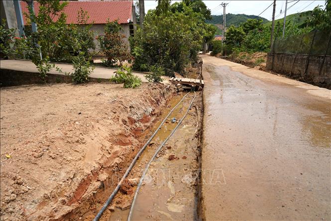 Một tuyến đường liên thôn tại xã Tuyên Lâm được người dân tự nguyện hiến đất hai bên để mở rộng lòng đường. Ảnh: Thanh Thuỷ-TTXVN                                                              