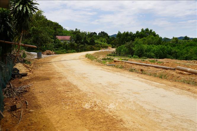 Một tuyến đường liên thôn của xã Tuyên Lâm được mở rộng nhờ sự hỗ trợ tự nguyện hiến đất, tháo dỡ công trình, cây cối của người dân. Ảnh: Thanh Thuỷ-TTXVN                               