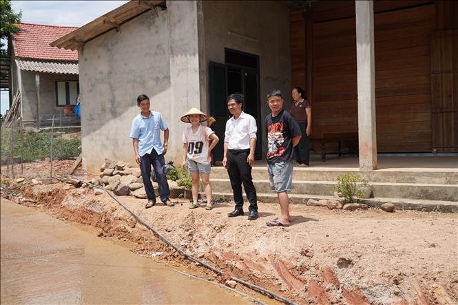 Gia đình anh Đinh Văn Nam, ở thôn Sơn Hà, xã Tuyên Lâm tự nguyện tháo dỡ 22 mét hàng rào, lùi phần đất của mình vào bên trong khoảng 80cm để mở rộng tuyến đường. Ảnh: Thanh Thuỷ-TTXVN                                                              