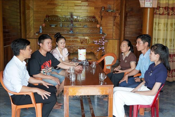 Cán bộ mặt trận, đoàn thể xã Tuyên Lâm tuyên truyền, vận động, lắng nghe ý kiến người dân để tạo sự đồng thuận trong thực hiện chủ trương hiến đất mở đường. Ảnh: Thanh Thuỷ-TTXVN                              