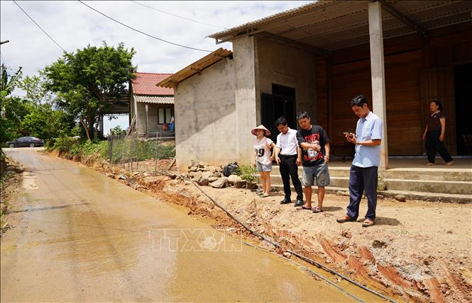 Gia đình anh Đinh Văn Nam, ở thôn Sơn Hà, xã Tuyên Lâm tự nguyện tháo dỡ 22 mét hàng rào, lùi phần đất của mình vào bên trong khoảng 80cm để mở rộng tuyến đường. Ảnh: Thanh Thuỷ-TTXVN                               