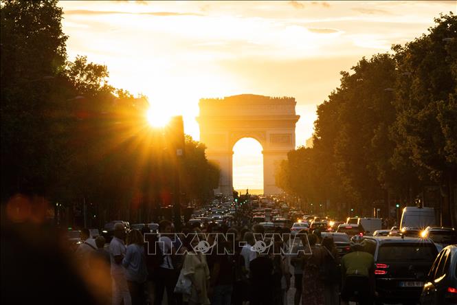 Cảnh hoàng hôn tại Paris, Pháp. Ảnh: THX/TTXVN phát