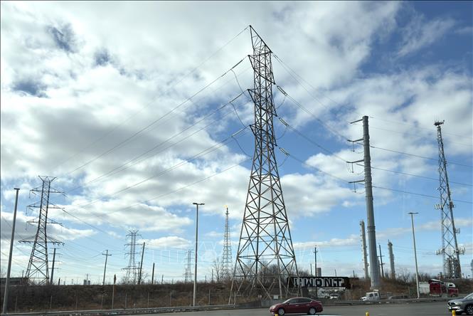 Đường dây truyền tải điện tại bang New Jersey, Mỹ. Mỹ đang đẩy mạnh đầu tư vào hạ tầng truyền tải điện nhằm đáp ứng nhu cầu điện ngày càng tăng của các trung tâm dữ liệu AI. Ảnh: Ngọc Quang – PV TTXVN tại Mỹ.