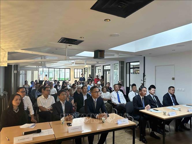 Điểm nhấn của chương trình là phiên đối thoại trực tiếp giữa các cơ quan chuyên môn của Hà Nội với doanh nghiệp và hiệp hội Pháp. Ảnh: Ngọc Hiệp - PV TTXVN tại Pháp