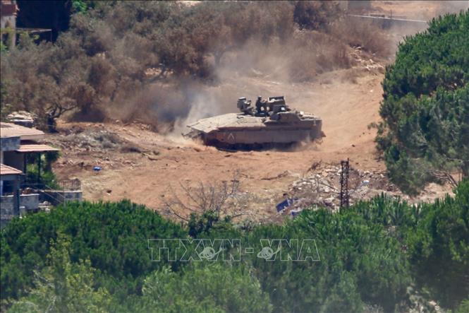 Xe quân sự Israel triển khai tại thị trấn Zawtar al-Sharqiyah, miền Nam Liban, ngày 3/8/2026. Trước đó, ngày 26/7, quân đội Liban cho biết các cuộc tấn công và hành vi vi phạm thỏa thuận hiện hành của Israel đang cản trở việc triển khai lực lượng tại miền Nam Liban. Ảnh: THX/TTXVN phát