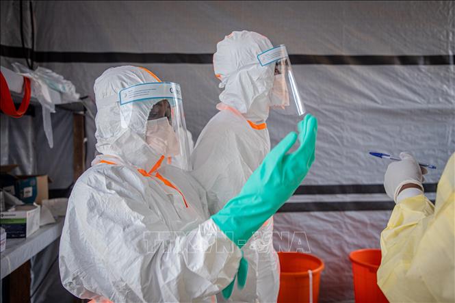 Nhân viên y tế tại trung tâm điều trị Ebola ở tỉnh Ituri, CHDC Congo. Ảnh: THX/TTXVN phát