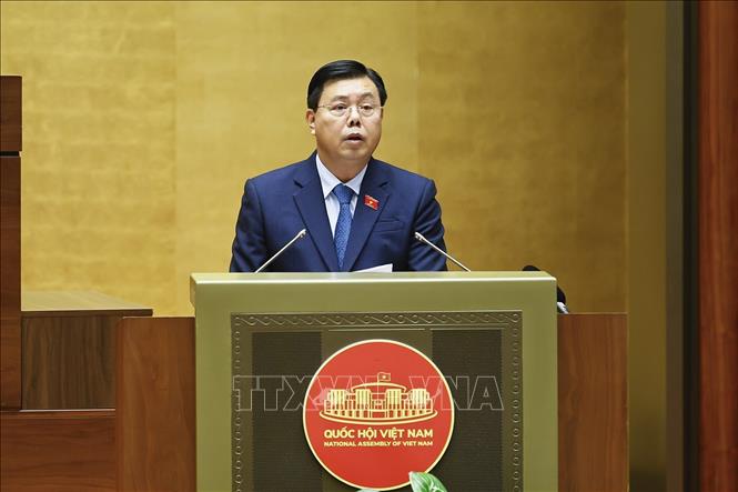 Bộ trưởng Bộ Nội vụ Nguyễn Tiến Hải, thừa ủy quyền của Thủ tướng Chính phủ trình bày Tờ trình về dự án Luật sửa đổi, bổ sung một số điều của Luật Người lao động Việt Nam đi làm việc ở nước ngoài theo hợp đồng. Ảnh: Doãn Tấn - TTXVN