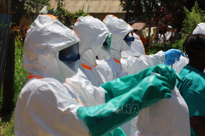 Nhân viên y tế tại trung tâm điều trị Ebola ở tỉnh Ituri, CHDC Congo. Ảnh: THX/TTXVN phát