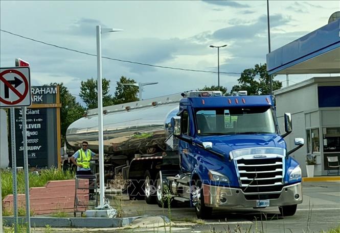 Xe chở nhiên liệu tại một cây xăng ở bang Virginia (Mỹ). Ảnh: Ngọc Quang - PV TTXVN tại Mỹ