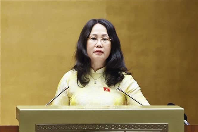 Bộ trưởng Bộ Văn hóa, Thể thao và Du lịch Lâm Thị Phương Thanh, thừa ủy quyền của Thủ tướng Chính phủ trình bày Tờ trình về dự án Luật sửa đổi, bổ sung một số điều của Luật Xuất bản. Ảnh: Doãn Tấn - TTXVN