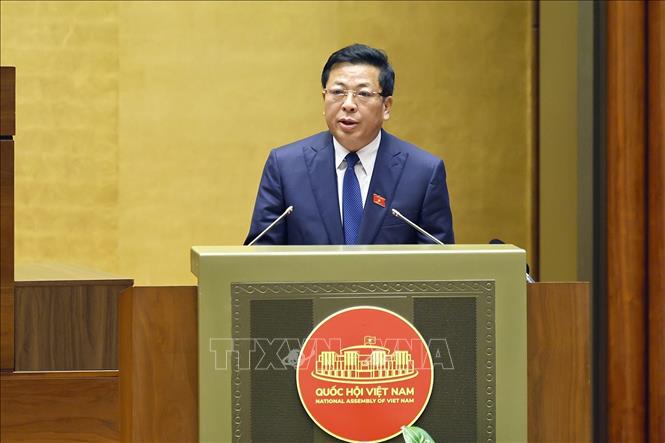 Bộ trưởng Bộ Xây dựng Trần Hồng Minh, thừa ủy quyền của Thủ tướng Chính phủ trình bày Tờ trình về dự án Luật sửa đổi, bổ sung một số điều của Luật Kiến trúc. Ảnh: Doãn Tấn - TTXVN