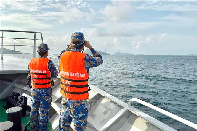 Cán bộ, chiến sĩ Tàu 637, Hải đội 511, Lữ đoàn 127 tìm kiếm ngư dân mất tích trên vùng biển Phú Quốc. Ảnh: TTXVN phát