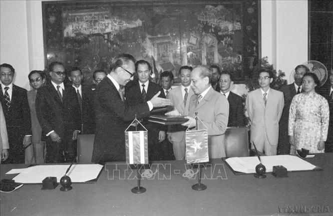 Ngày 6/8/1976, tại Hà Nội, Bộ trưởng Bộ Ngoại giao Nguyễn Duy Trinh và Bộ trưởng Bộ Ngoại giao Thái Lan Bhichai Rattakul ký thông cáo chung về việc thiết lập quan hệ ngoại giao giữa hai nước. Ảnh: Xuân Lâm - TTXVN