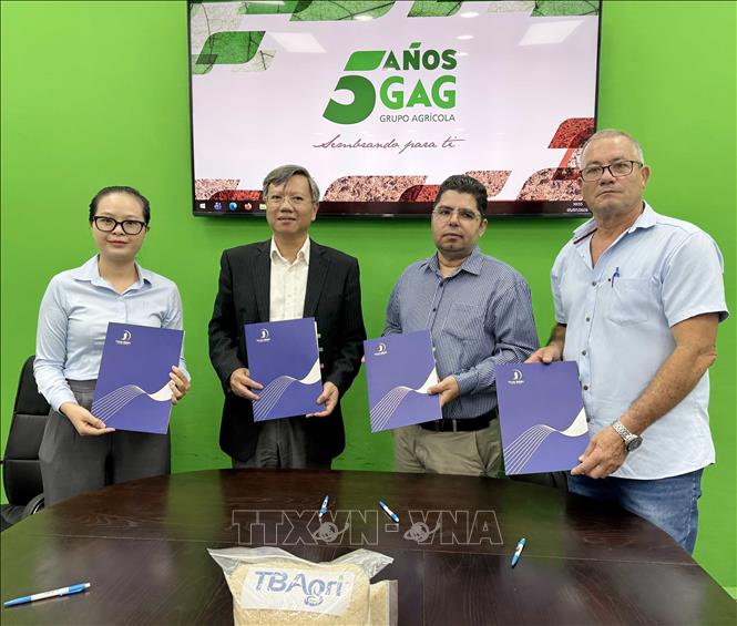Đại diện hai bên ký biên bản bàn giao gạo. Ảnh: Việt Hùng - PV TTXVN tại Cuba