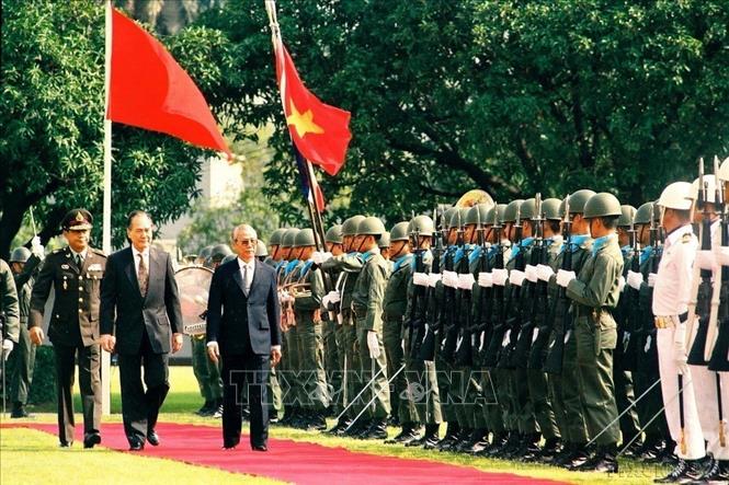 Thủ tướng Thái Lan Anand Panyarachun chủ trì lễ đón Chủ tịch Hội đồng Bộ trưởng Võ Văn Kiệt chuyến thăm chính thức Thái Lan, ngày 28/10/1991. Ảnh: Minh Đạo – TTXVN