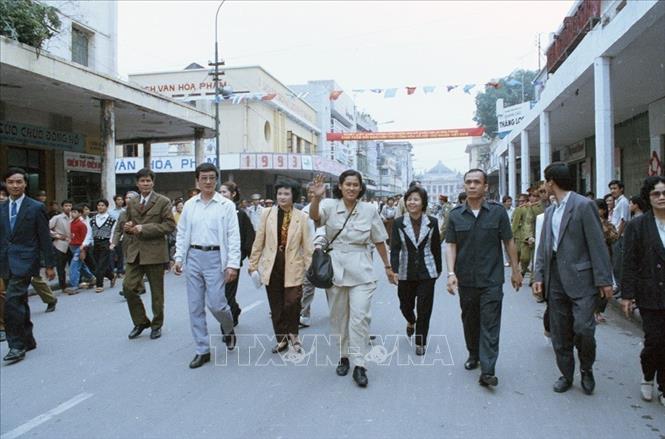 Công chúa Thái Lan Maha Chakri Sirindhorn thăm đường phố Hà Nội trong chuyến thăm Việt Nam (1993). Ảnh: TTXVN
