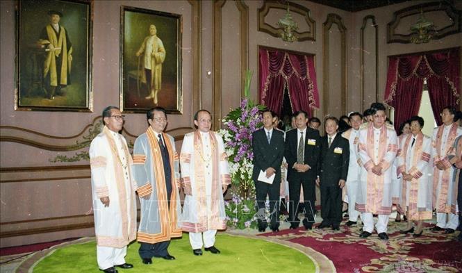 Chủ tịch nước Trần Đức Lương với Ban Lãnh đạo trường Đại học Chulalongkorn tại lễ trao bằng Tiến sĩ danh dự cho Chủ tịch nước (Thái Lan, 7/10/1998). Ảnh: Trọng Nghiệp – TTXVN