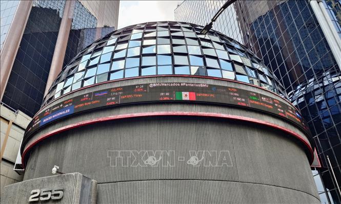 Bảng chỉ số chứng khoán điện tử tại Sàn chứng khoán Mexico ở thủ đô Mexico City. Ảnh: Phi Hùng - PV TTXVN tại Mexico
