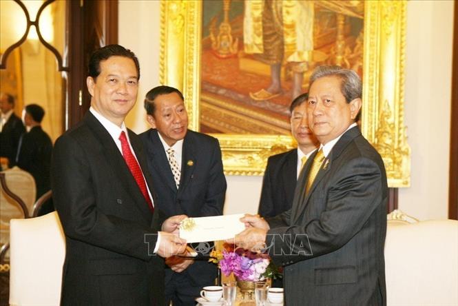 Thủ tướng Thái Lan Surayud Chulanont trao tiền của nhân dân Thái Lan ủng hộ đồng bào Việt Nam bị ảnh ưởng của bão Durian tới Thủ tướng Nguyễn Tấn Dũng (Bangkok 20/12/2006). Ảnh: Đức Tám – TTXVN