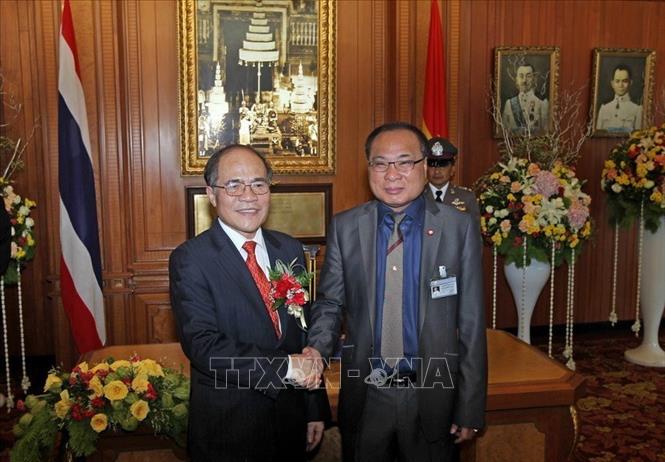Chủ tịch Quốc hội Thái Lan (Chủ tịch Hạ viện) Somsak Kiatsuranont đón Chủ tịch Quốc hội Nguyễn Sinh Hùng trong chuyến thăm chính thức Vương quốc Thái Lan (3/12/2012). Ảnh: Nhan Sáng - TTXVN