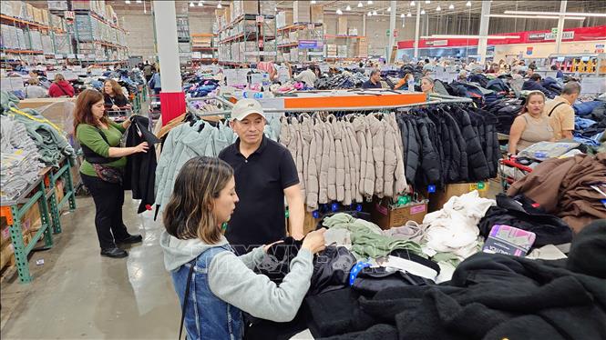 Người tiêu dùng chọn mua các sản phẩm sản xuất tại Mexico tại trung tâm bán sỉ Costco, thủ đô Mexico City. Ảnh: Phi Hùng - PV TTXVN tại Mexico
