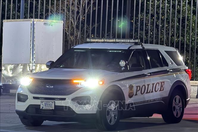 Xe cảnh sát làm nhiệm vụ vào ban đêm tại thủ đô Washington D.C. Ảnh: Ngọc Quang – PV TTXVN tại Mỹ