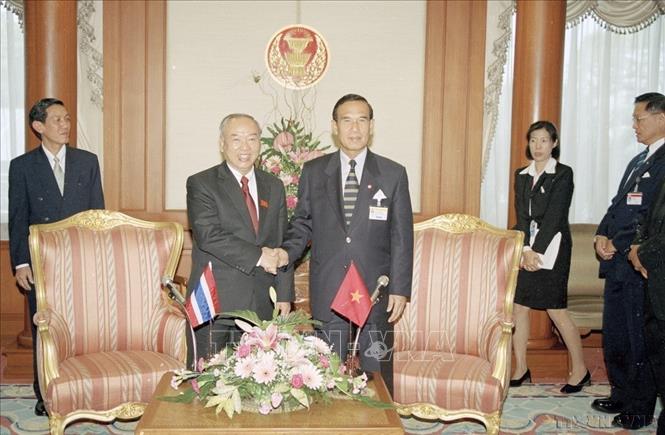 Chủ tịch Quốc hội Thái Lan Utahi Pimjaichon hội đàm với Chủ tịch Quốc hội Nguyễn Văn An (Bangkok, 15/9/2003). Ảnh: Trí Dũng – TTXVN