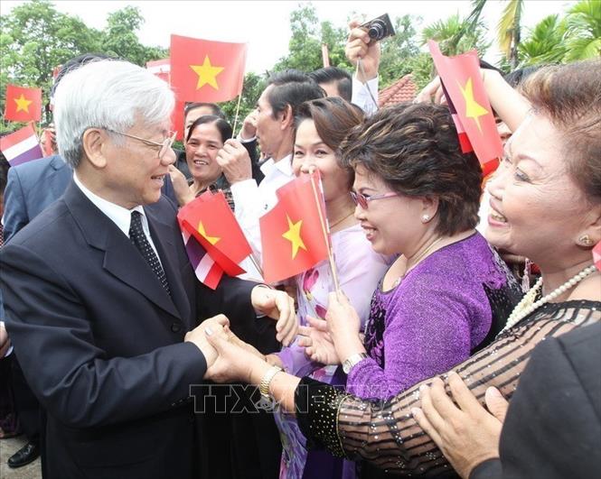 Ngày 27/6/2013, Tổng Bí thư Nguyễn Phú Trọng thăm Làng hữu nghị Thái - Việt ở tỉnh Nakhon Phanom và gặp gỡ kiều bào, trong chuyến thăm chính thức Thái Lan từ ngày 25 - 27/6/2013. Ảnh: Trí Dũng - TTXVN