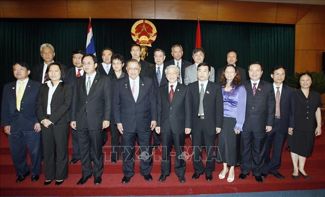 Chủ tịch Quốc hội Nguyễn Phú Trọng với Chủ tịch Quốc hội Thái Lan Chai Chidchob và các thành viên trong đoàn (Hà Nội, 21/07/2009 ). Ảnh : Trí Dũng - TTXVN